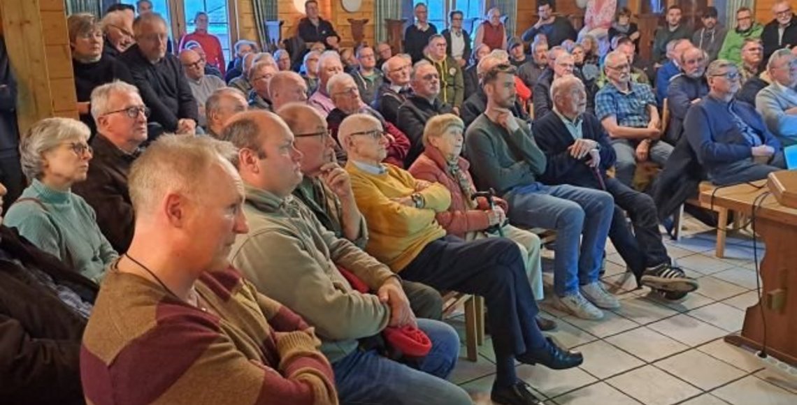 Das Foto zeigt die vielen Zuhörenden im Heimatbundhaus Wewer, die dem Vortrag zur Panzerschlacht bei Schloss Hamborn gespannt lauschen.