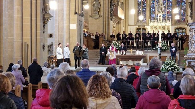 Das Foto zeigt den gut besuchten Dom in Paderborn im Vordergrund und im Hintergrund die Akteure des Friedensgottesdienstes im Altarraum - allen voran Bürgermeister Michael Dreier und Christine Bentler, die in dem Moment das Versöhnungsgebet von Coventry gemeinsam im Wechsel - einmal auf Deutsch und dann auf Englisch - sprechen.