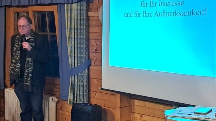 Das Foto zeigt Norbert Ellermann beim Abschluss seines Vortrages über die Panzerschlacht bei Schloss Hamborn, die vor 80 Jahren stattgefunden hat.